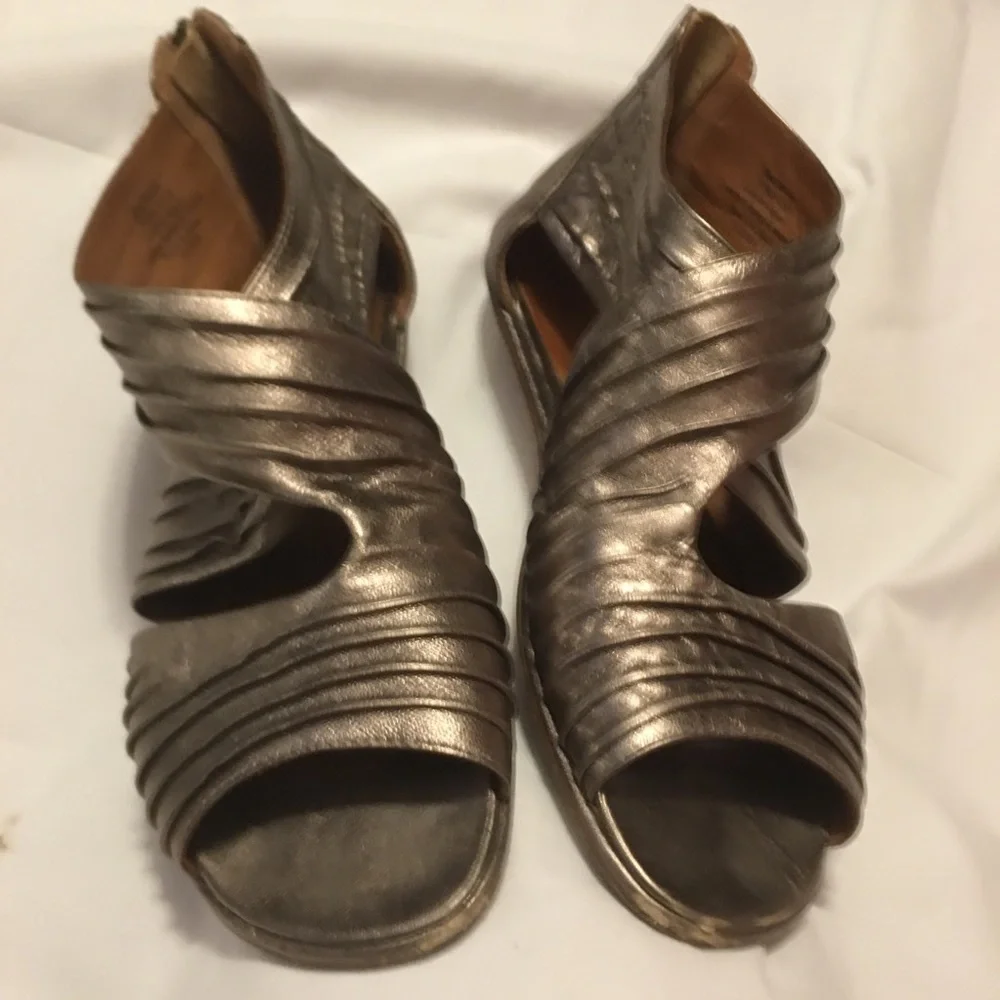 Gentle Souls Metallic Leather Sandals Day Break - Picture 2 of 6